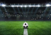 balón de fútbol iluminado en estadio