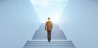 Robeson Reeves prevé el ascenso global de Bally’s-Intralot hombre subiendo las escaleras hacia la luz