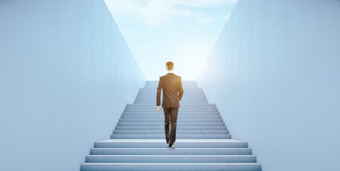 hombre subiendo las escaleras hacia la luz
