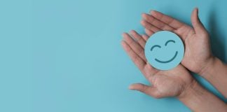 Sebastián Salazar, EstelarBet: Innovación y personalización en el mercado latinoamericano mano sosteniendo carita feliz