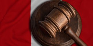 Carlos Fonseca Sarmiento, Gaming Law: “El veto al ISC es maquillaje fiscal con excusa moralista” bandera de perú y mazo de justicia