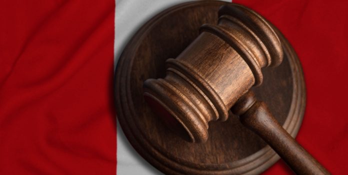 bandera de perú y mazo de justicia