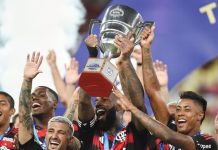 flamengo levantando la copa busca patrocinador, superbet