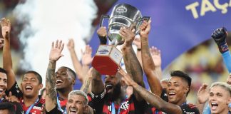flamengo levantando la copa busca patrocinador, superbet