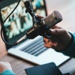 influencers investigados en brasil - foto de micrófono