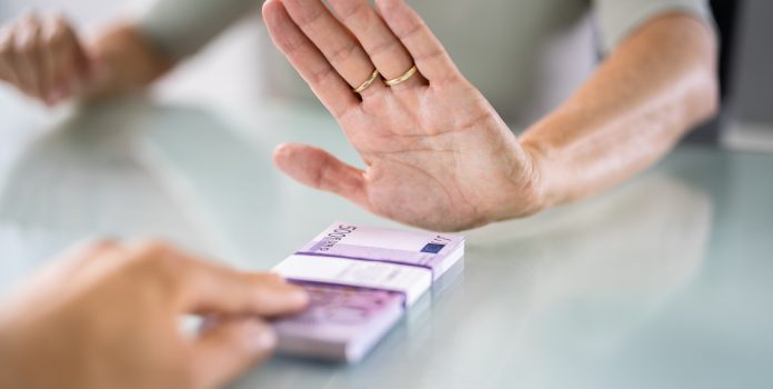 Cropped,Hand,Of,Businessperson,Refusing,To,Take,Bribe,From,Partner La FSF de Brasil está preocupada por denuncias de amaño de partidos.