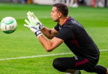 Emiliano “Dibu” Martínez, bajo investigación de la FA por promocionar apuestas dibu martínez atajando pelota