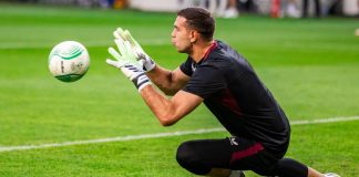 Emiliano “Dibu” Martínez, bajo investigación de la FA por promocionar apuestas dibu martínez atajando pelota