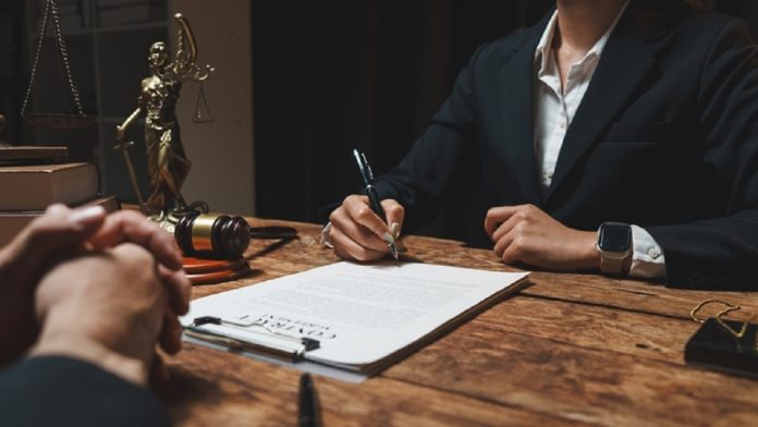 Lawyer,Or,Attorney,Advising,Client,,Reviewing,Legal,Document,,And,Signing República Dominicana: Vuelve al Senado el proyecto de ley que regula los juegos de azar.