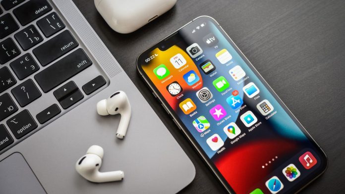 Apple-Juego-Apuesta Apple enfrenta una demanda por permitir que menores accedan a apps de juego online.