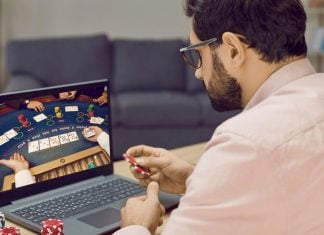 La mitad de los estadounidenses afirma que apuesta, pero el porcentaje está disminuyendo La mitad de los estadounidenses afirma que apuesta, pero el porcentaje está disminuyendo.