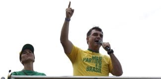 Flávio Bolsonaro pretende prohibir los casinos online, pero defiende las apuestas deportivas Flávio Bolsonaro pretende prohibir los casinos online, pero defiende a las apuestas deportivas.