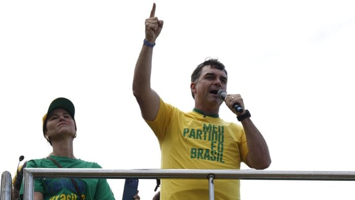 Flávio Bolsonaro pretende prohibir los casinos online, pero defiende a las apuestas deportivas.