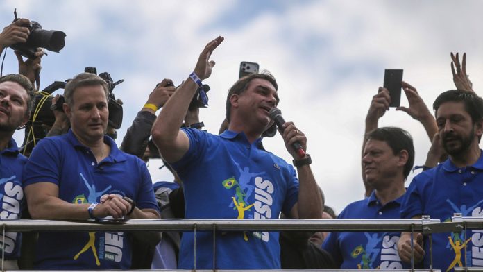 Flávio Bolsonaro acusa a Lula de “estafa electoral” por prohibir las apuestas.