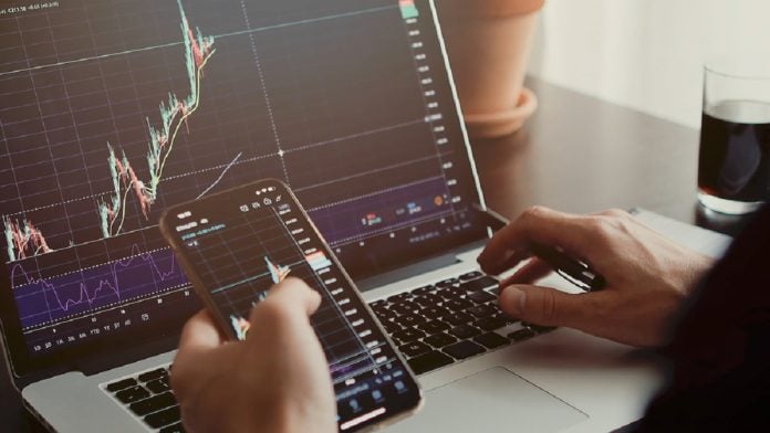 Stocktrader,Analyzing,Profit,Opportunity,Investing,Bitcoin.,Trader,Analyzing,Stock,Trading Codere acelera su crecimiento y encadena siete trimestres de mejora de rentabilidad.
